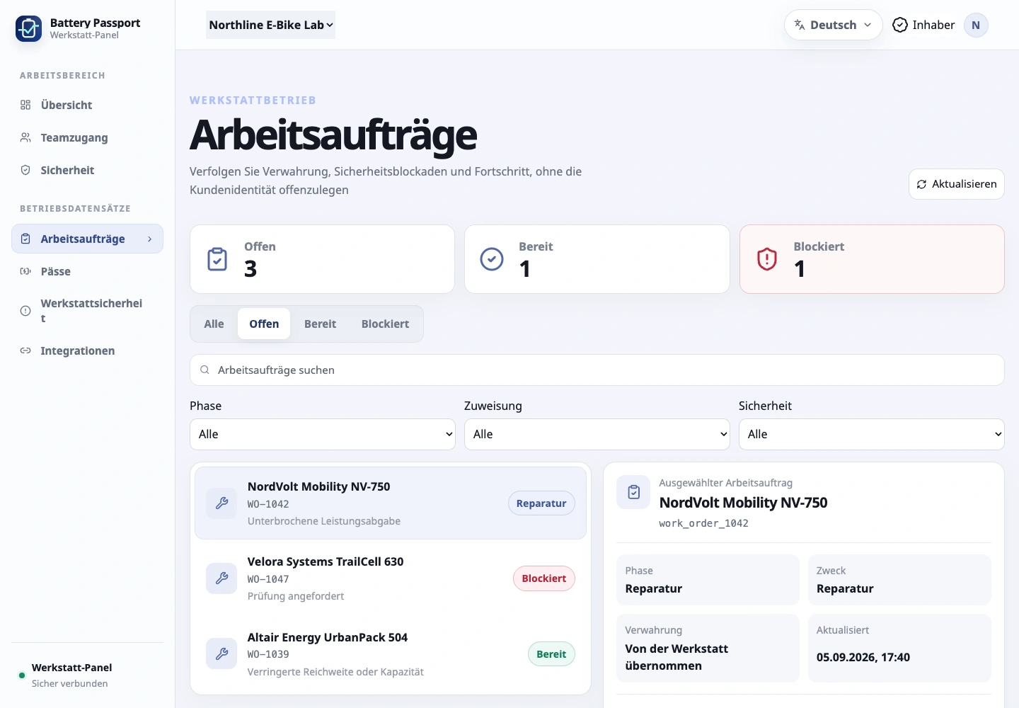 Die Werkstatt über das Webportal steuern: Techniker arbeiten in der mobilen App direkt an der Batterie, während Inhaber und Leitung den Betrieb über das Webportal im Blick behalten.