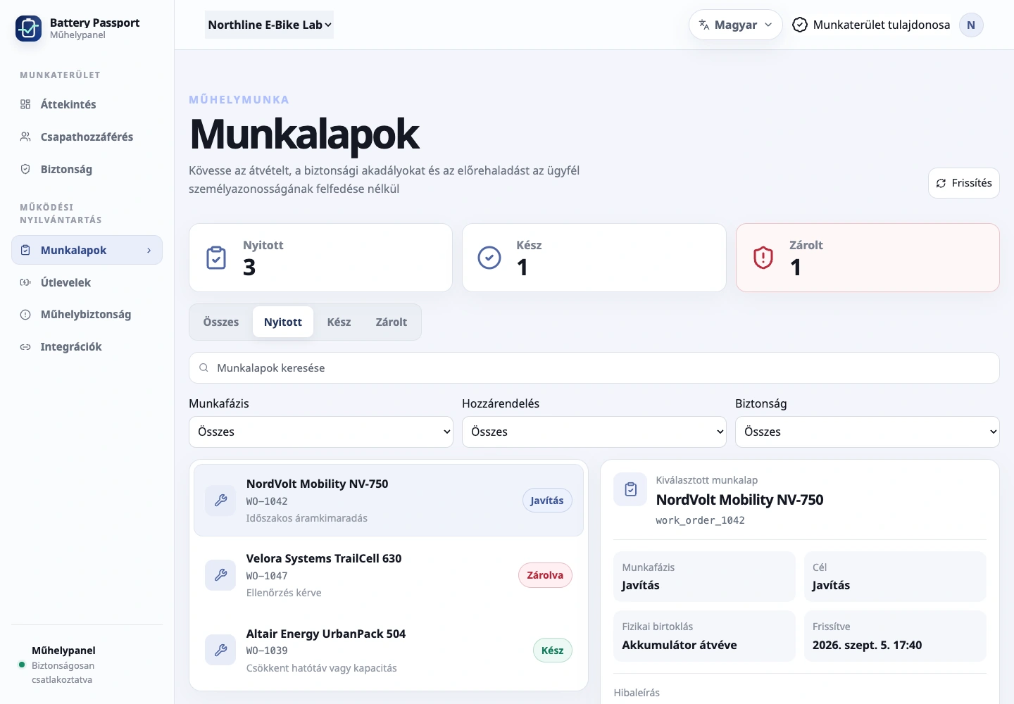 Irányítsa a műhelyt a webes felületről: A szakember a mobilalkalmazásban dolgozik az akkumulátorral, a tulajdonosok és vezetők pedig a webes felületen követik a működést.