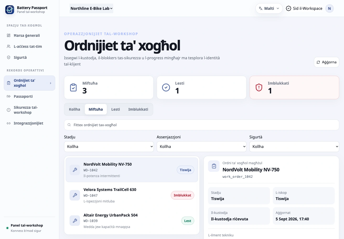 Immaniġġja l-workshop mill-pannell tal-web: It-tekniku jaħdem fuq il-batterija fl-app mobbli, filwaqt li s-sidien u l-maniġers isegwu l-operat mill-pannell tal-web.