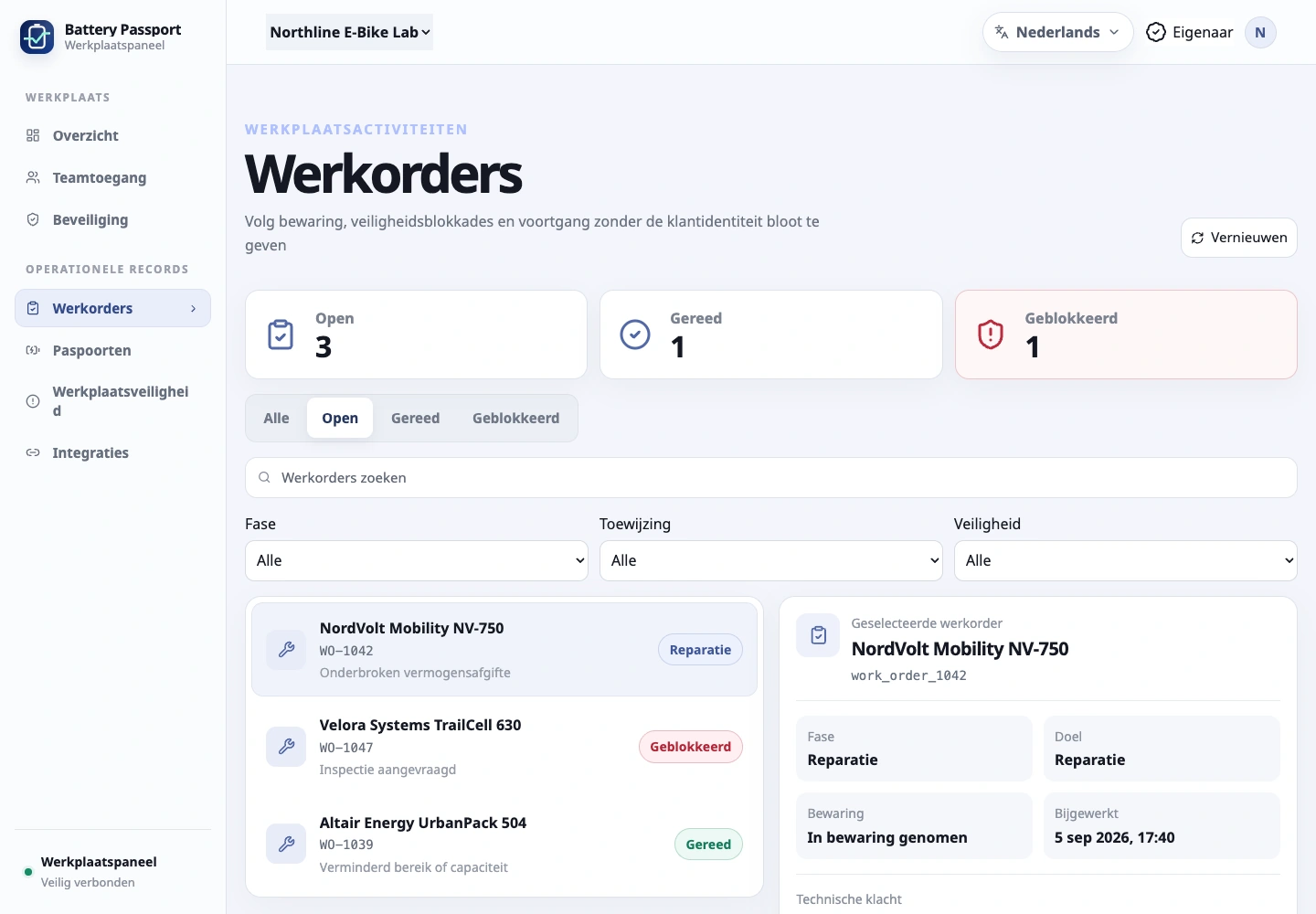 Beheer de werkplaats vanuit het webpaneel: De monteur werkt met de accu in de mobiele app, terwijl eigenaren en managers het bedrijf volgen via het webpaneel.