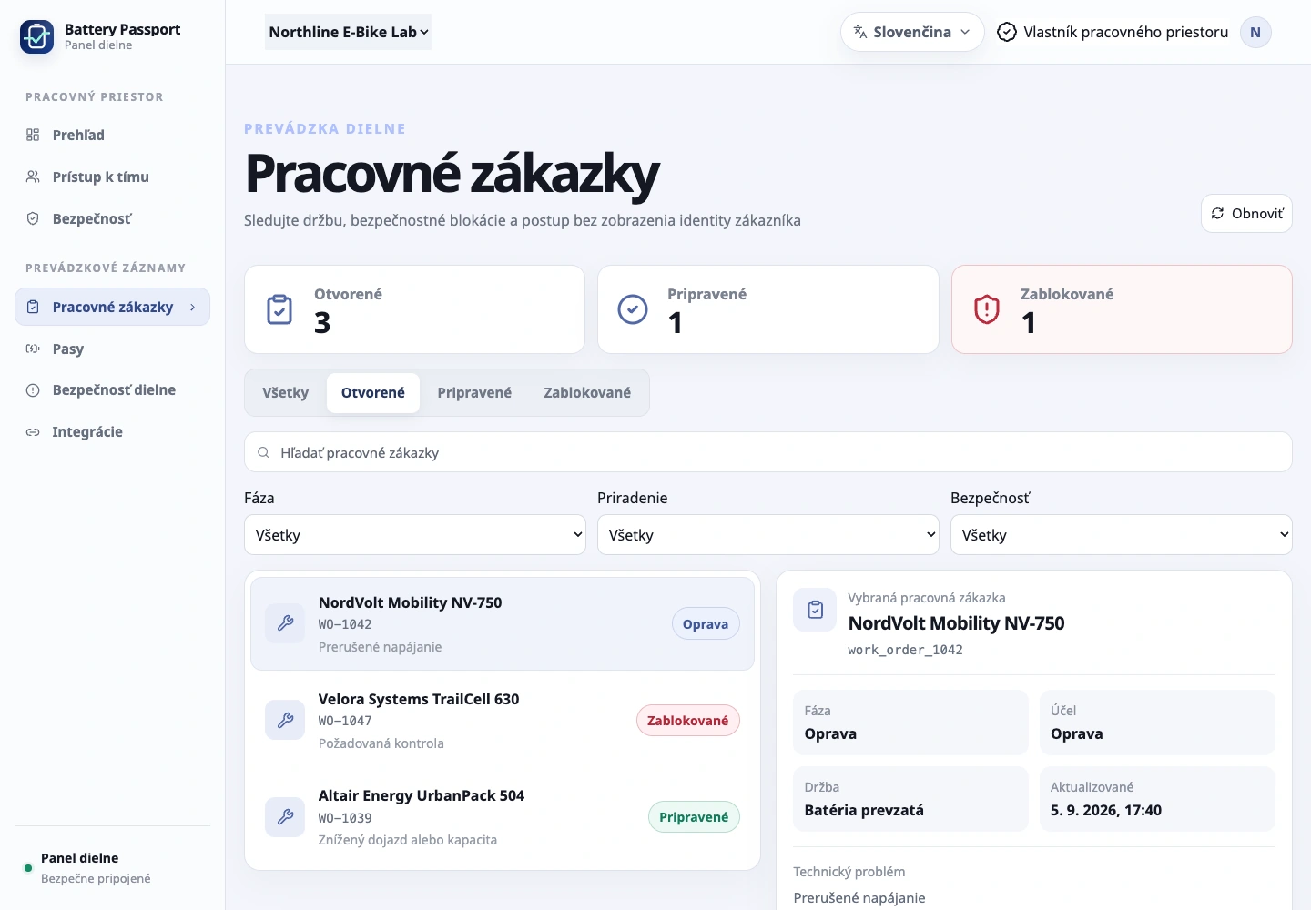 Riaďte servis z webového panela: Technik pracuje s batériou v mobilnej aplikácii, zatiaľ čo majitelia a vedúci sledujú prevádzku vo webovom paneli.