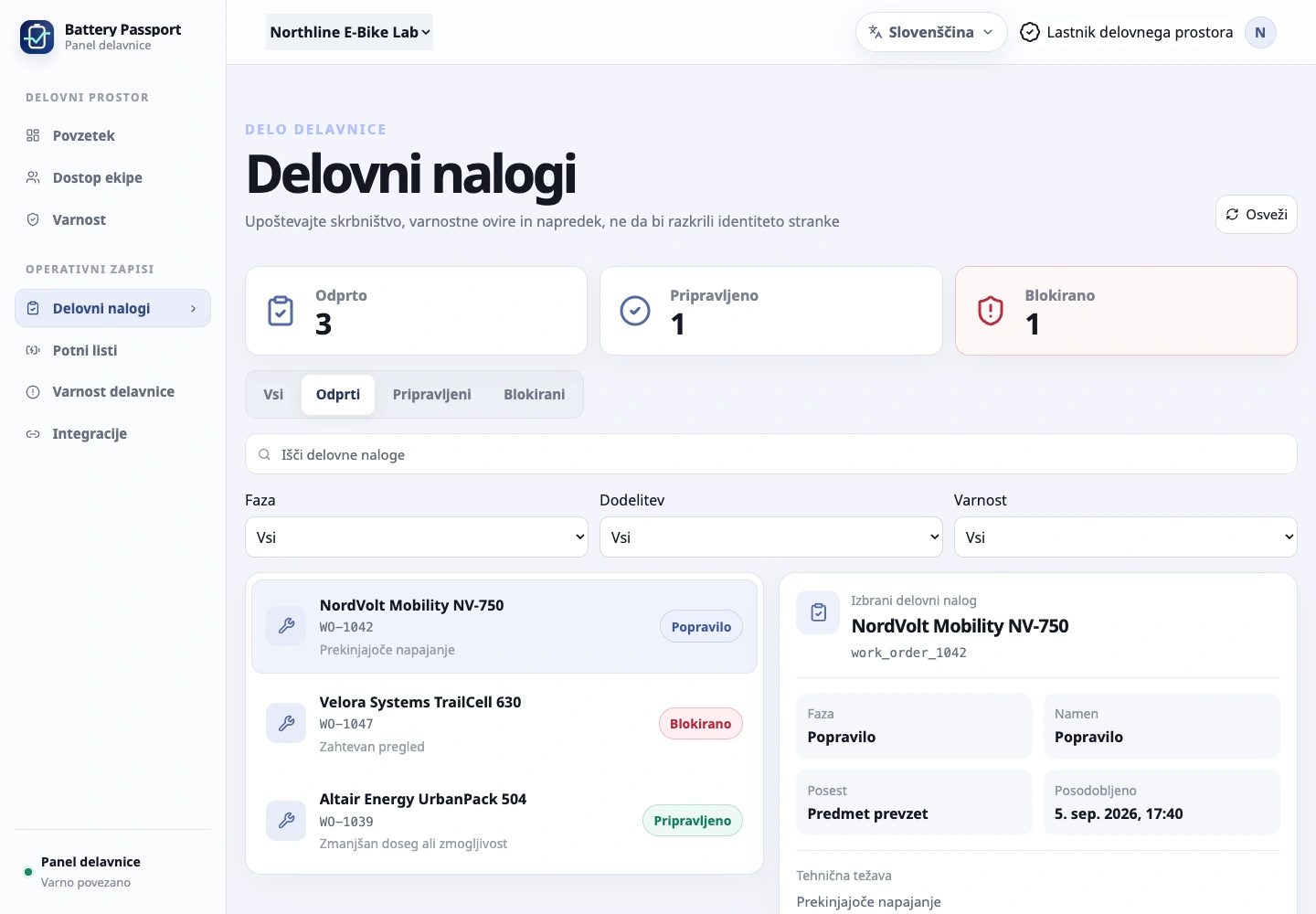 Upravljajte servis na spletni nadzorni plošči: Tehnik dela z baterijo v mobilni aplikaciji, lastniki in vodje pa spremljajo delovanje servisa na spletni nadzorni plošči.